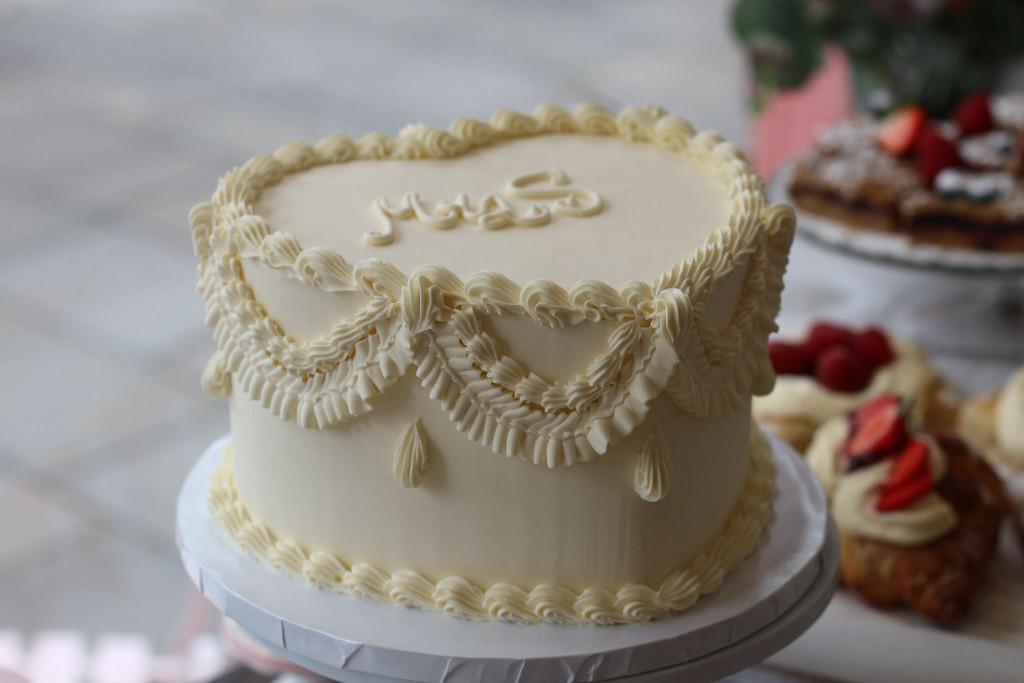Romantic wedding cake with soft colour palette