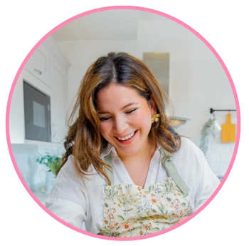 Laura, founder of Abba Cakes